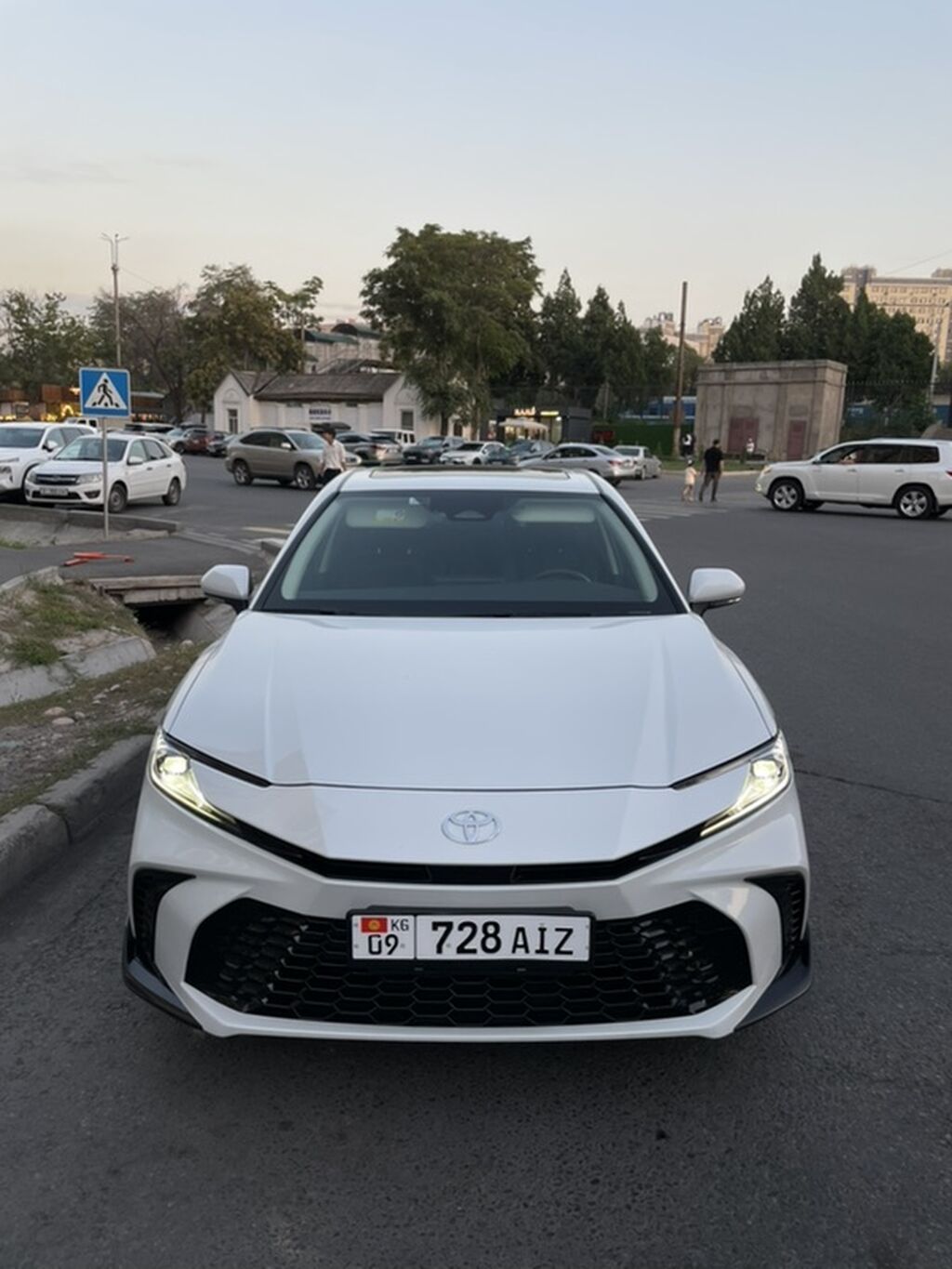 Toyota Camry: 2025 г., 2 л, Автомат, Гибрид, Седан: фото 2