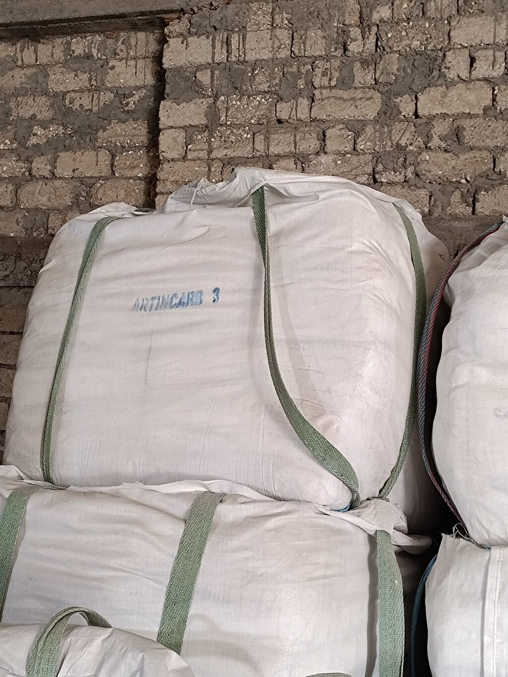 Big Bag 1.5 tonluq.Səkildə göründüyü kimi remen altınnan tam.Sadə