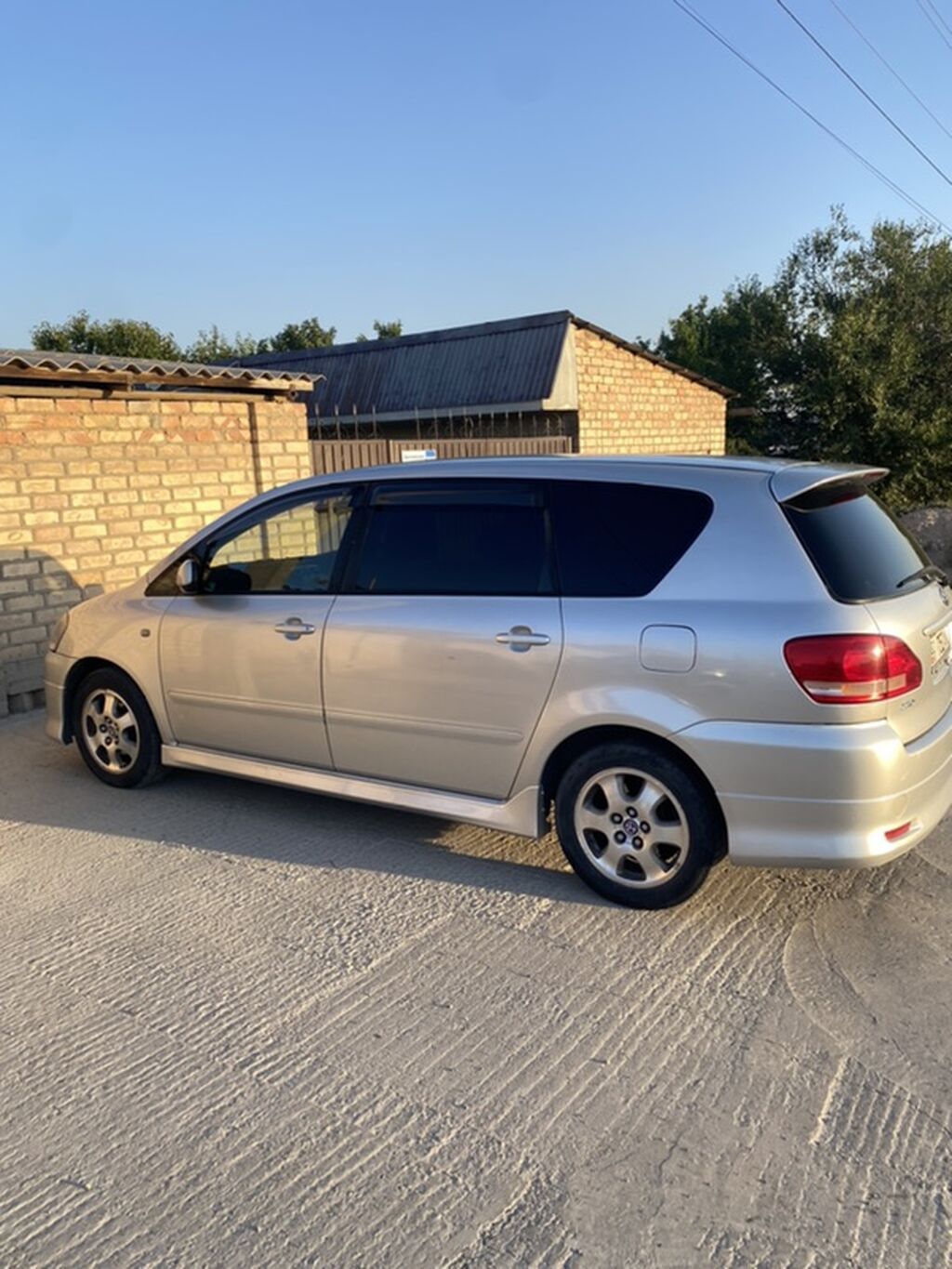 Toyota Ipsum: 2002 г., 2.4 л, Автомат, Бензин, Минивэн: фото 1