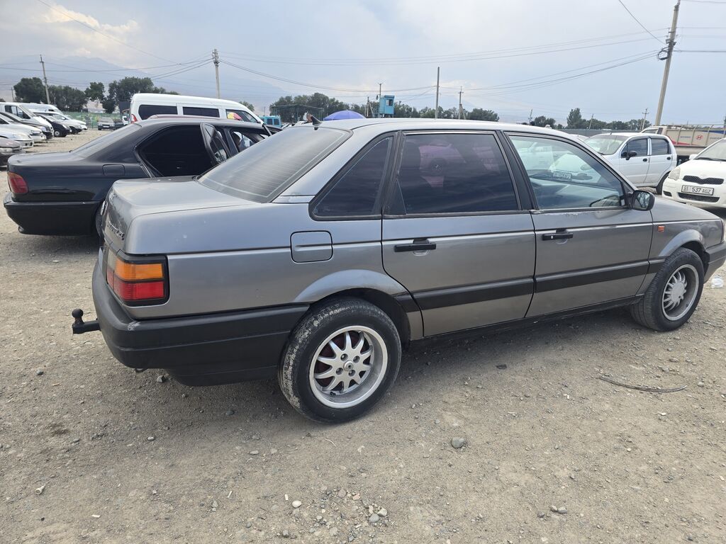 Volkswagen Passat: 1988 г., Седан: фото 3