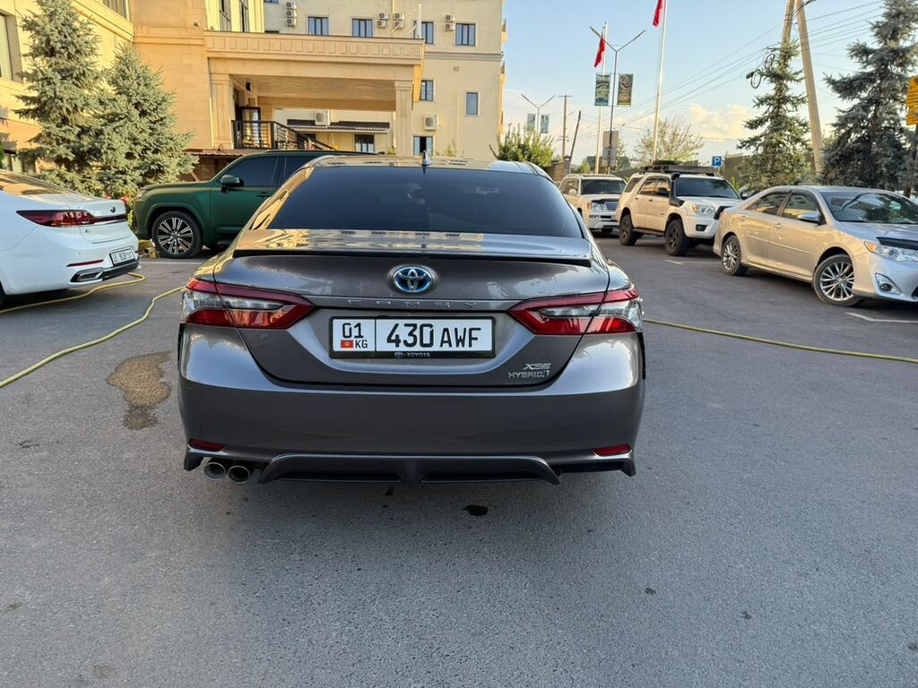 Toyota Camry: 2021 г., 2.5 л, Автомат, Гибрид, Седан: фото 3