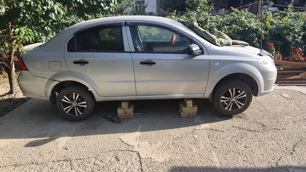 Chevrolet Aveo: 2010 г., 1.4 л, Механика, Бензин, Седан: фото 2