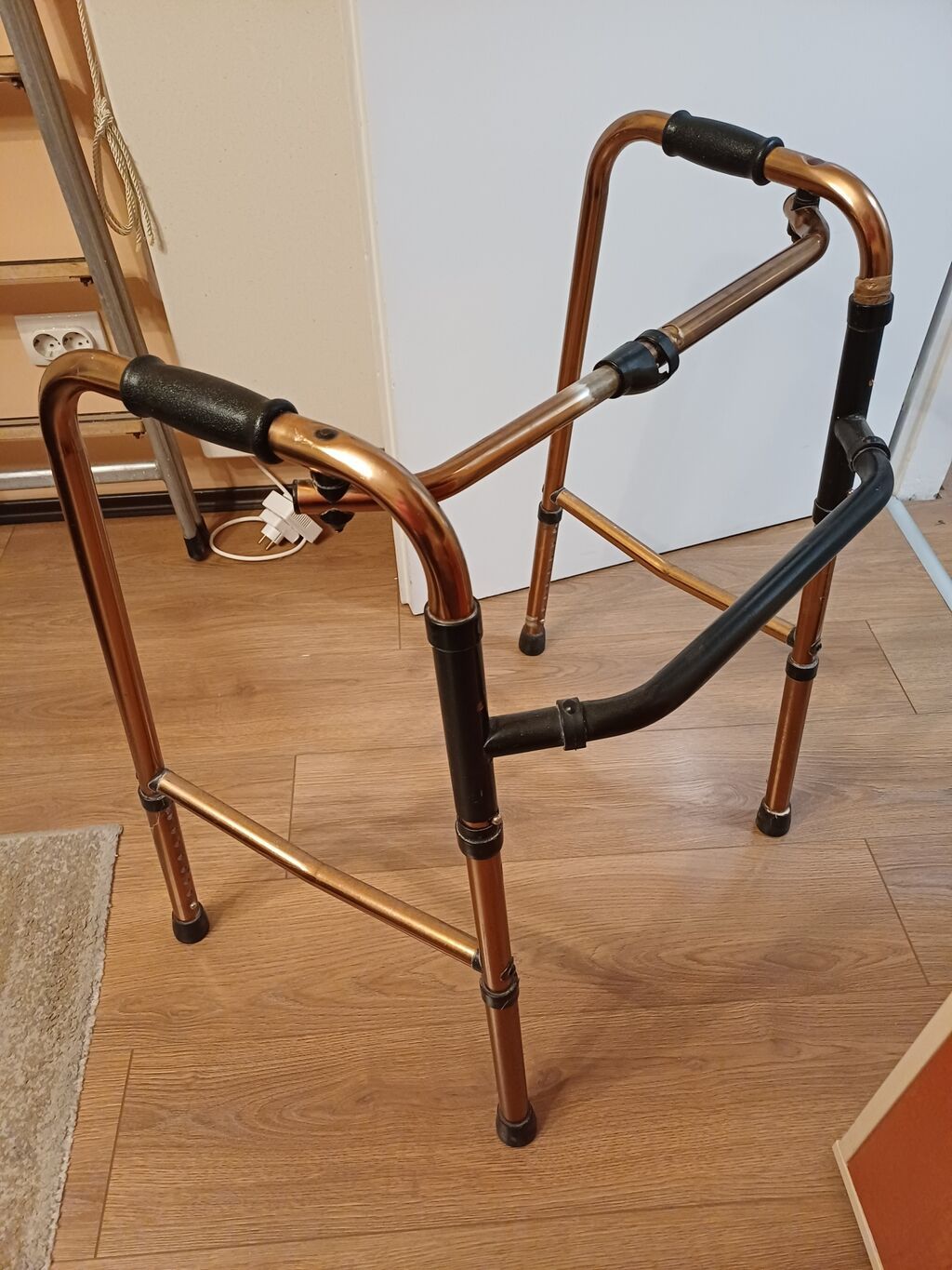 Hodalice, štake, štapovi za hodanje, kolica za hodanje: Prodajem hodalicu-setalicu za invalide u dobrom stanju