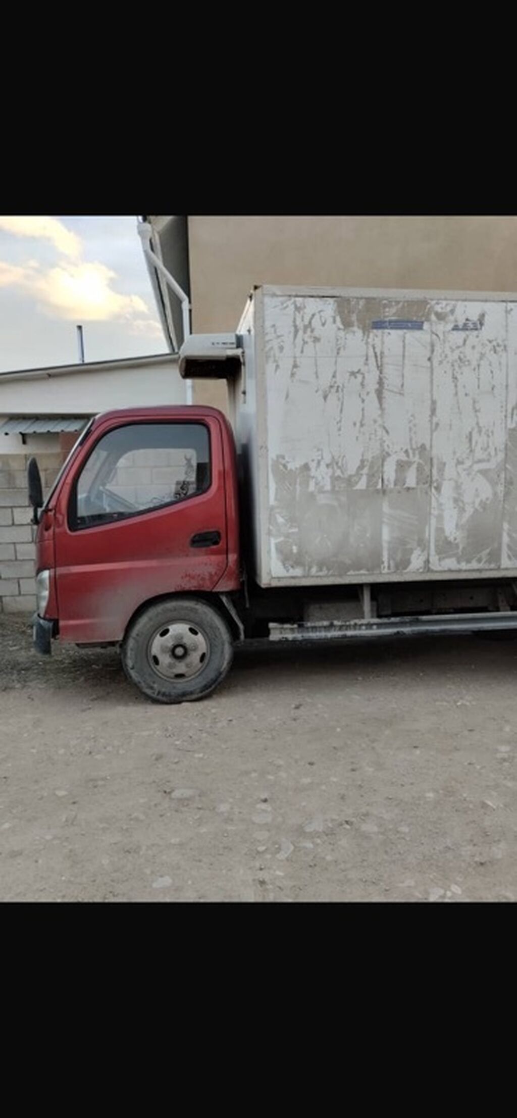 Грузовик-рефрижератор Foton Aumark красного цвета с холодильным: фото 1