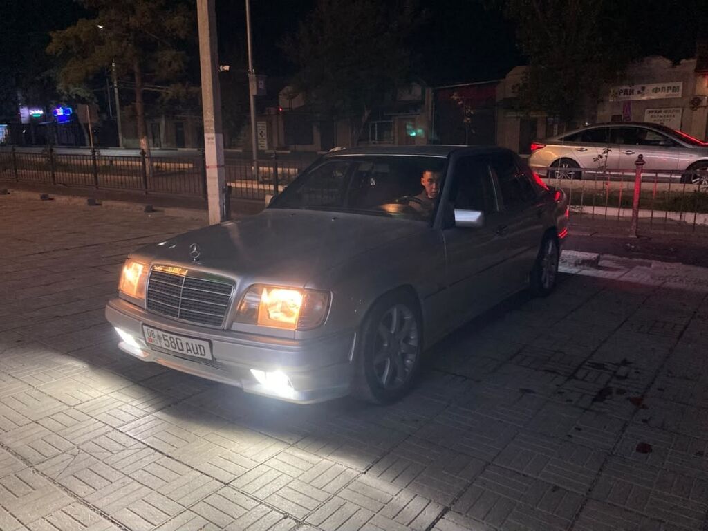 Mercedes-Benz W124: 1994 г., 2.2 л, Механика, Бензин, Седан: фото 3