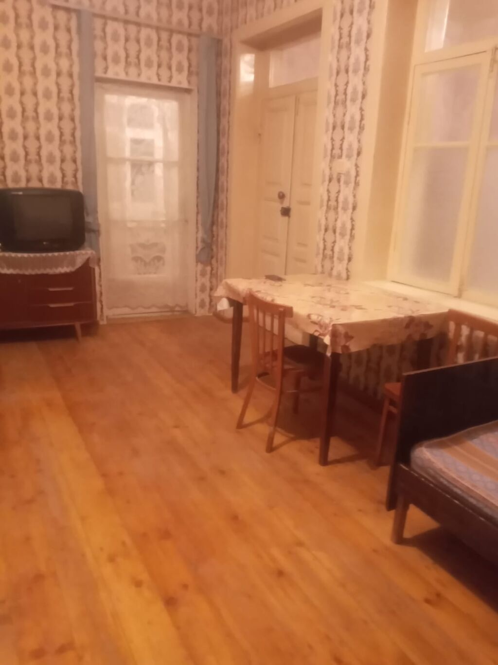 Kirayə verilir: mebellı bir otaqlı geniş ev Xüsusiyyətlər: - Geniş