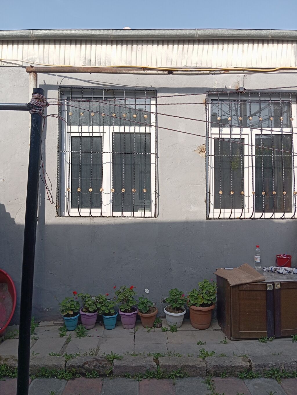 Naxalastroyda 4 otaqlı əşyalı həyət evi satılır evin hər bir şəraiti