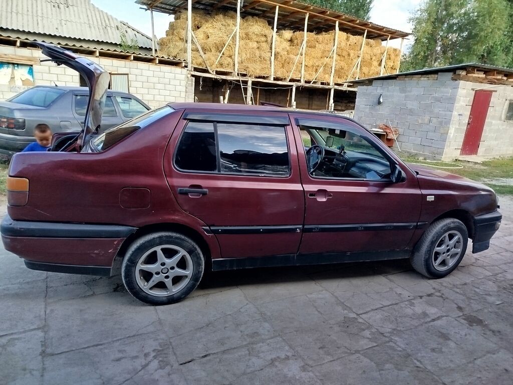 Volkswagen Vento: 1993 г., 1.8 л, Механика, Бензин, Седан: фото 3