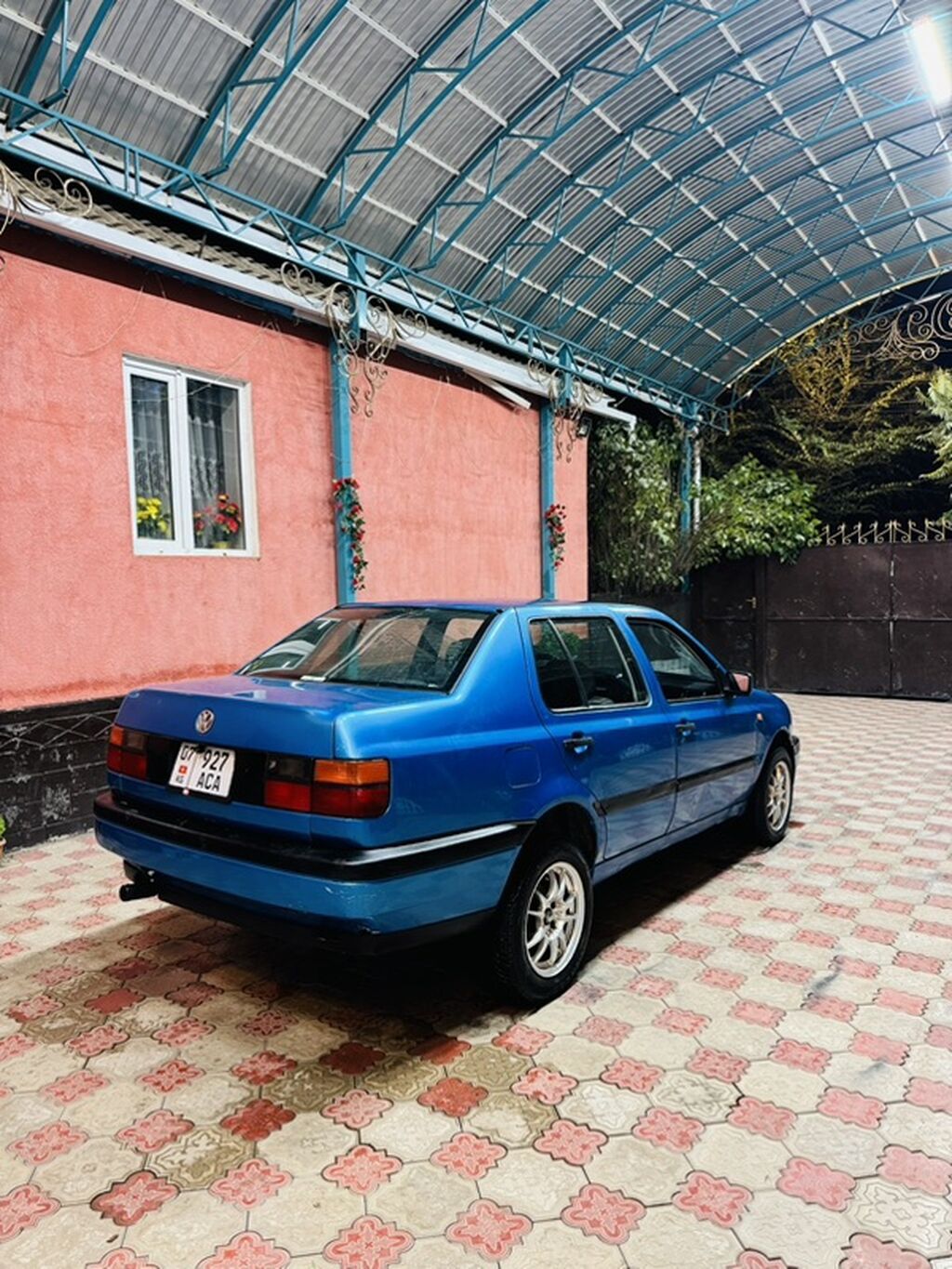 Volkswagen Vento: 1993 г., 2 л, Механика, Бензин, Седан: фото 3