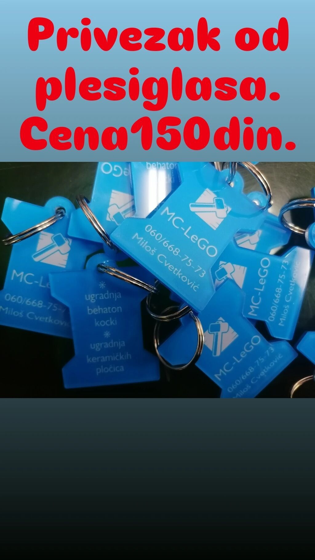 Privesci za ključeve: Privezak od pleksiglasa u obliku majice, plave boje, sa metalnim