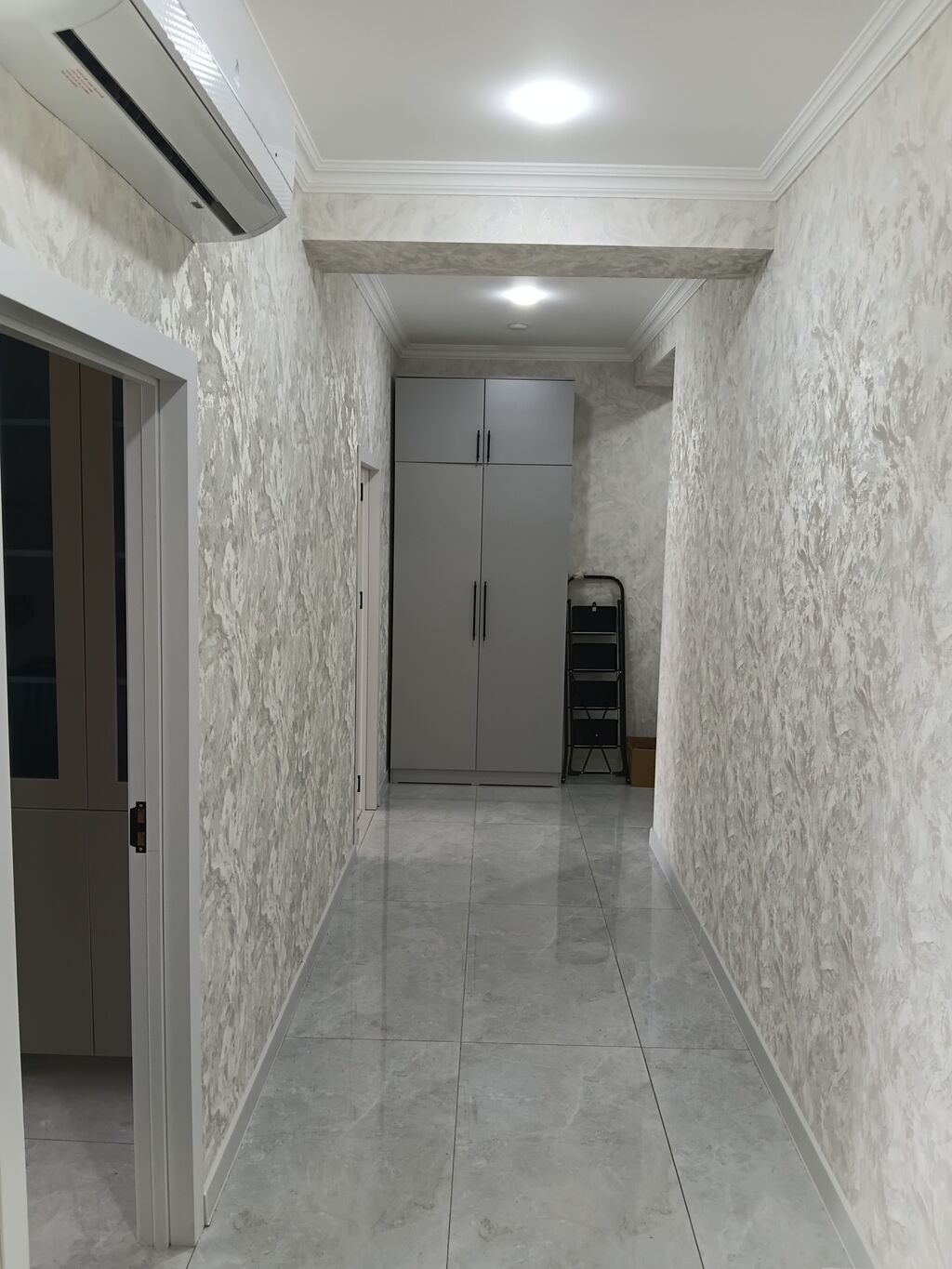 Ev sarayda yerləşir. Mənzildə konditsaner, kombi sistemi, otaqlarda