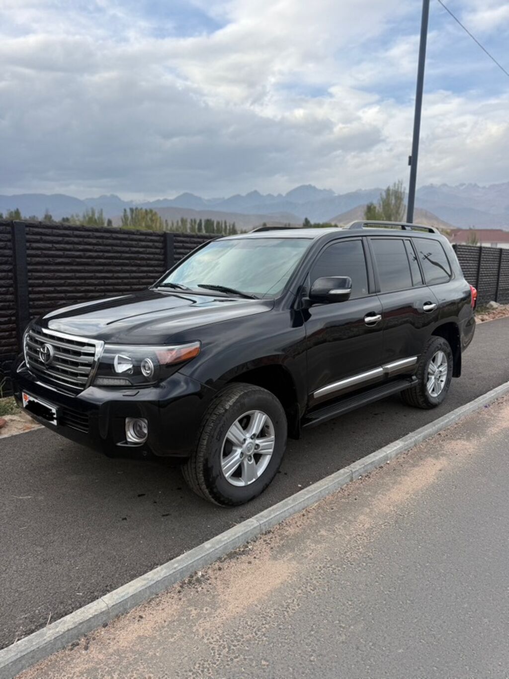 Toyota Land Cruiser: 2012 г., 4.6 л, Автомат, Газ, Внедорожник: фото 2