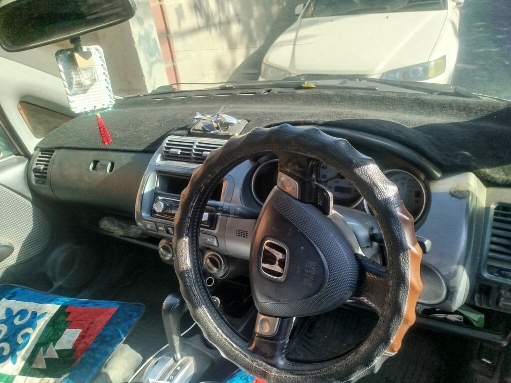 Honda Fit: 2003 г., 1.5 л, Автомат, Бензин, Хэтчбэк: фото 3