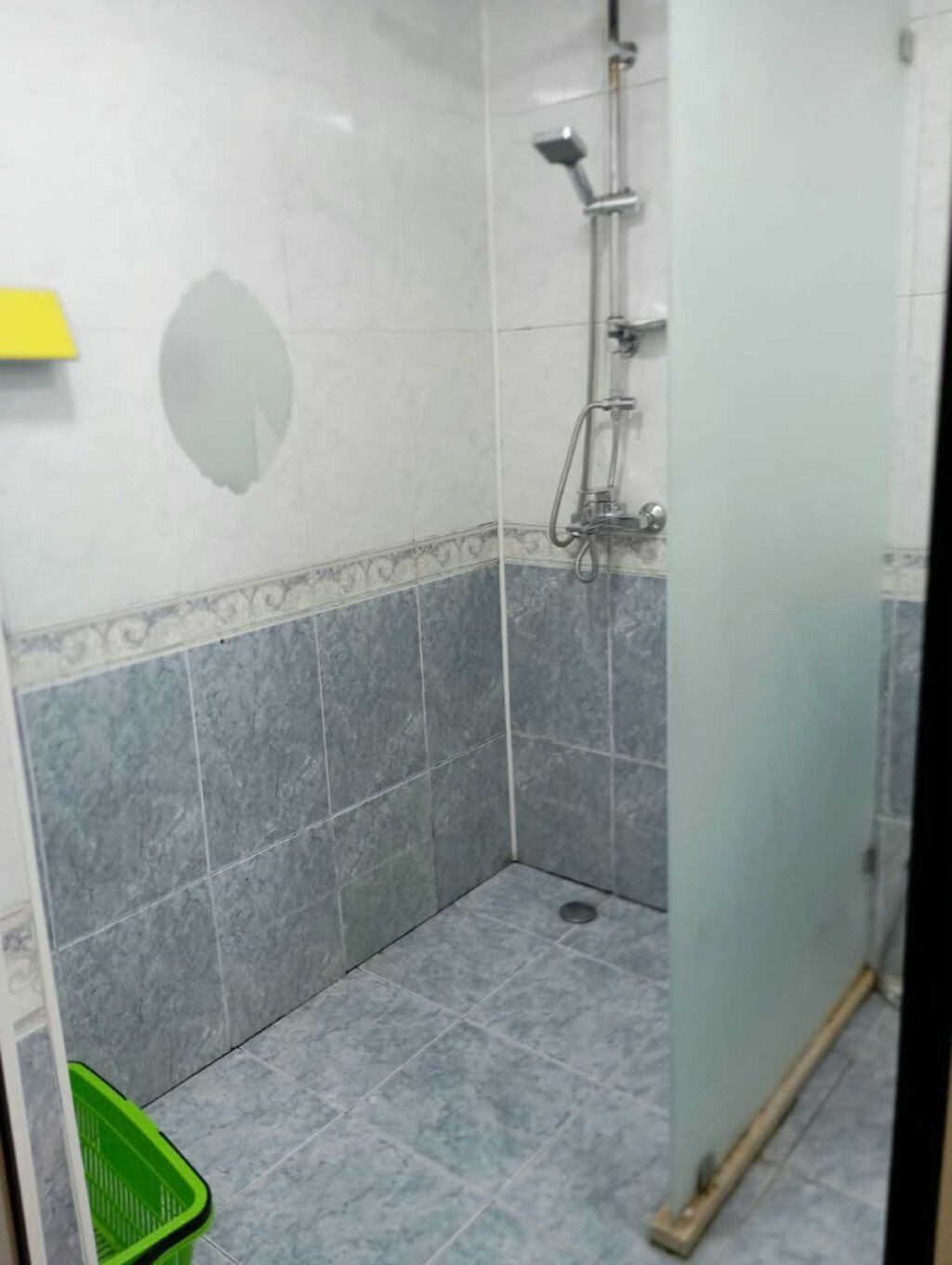 Tam mebelli və texnikalı mənzil kirayə verilir. Geniş qonaq otağı