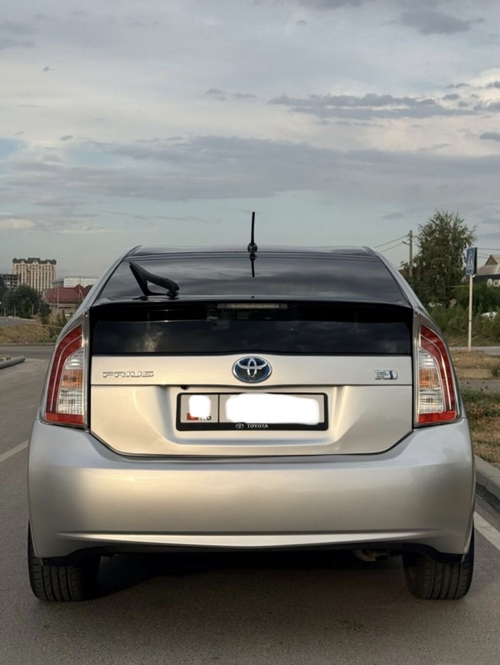Toyota Prius: 2013 г., 1.8 л, Автомат, Гибрид, Хэтчбэк: фото 2