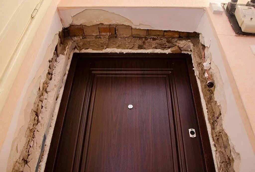 Входная дверь после ремонта. Штукатурка откосов входной двери. Откос двери п44. Дверные откосы Бастион. Отделка входной двери.