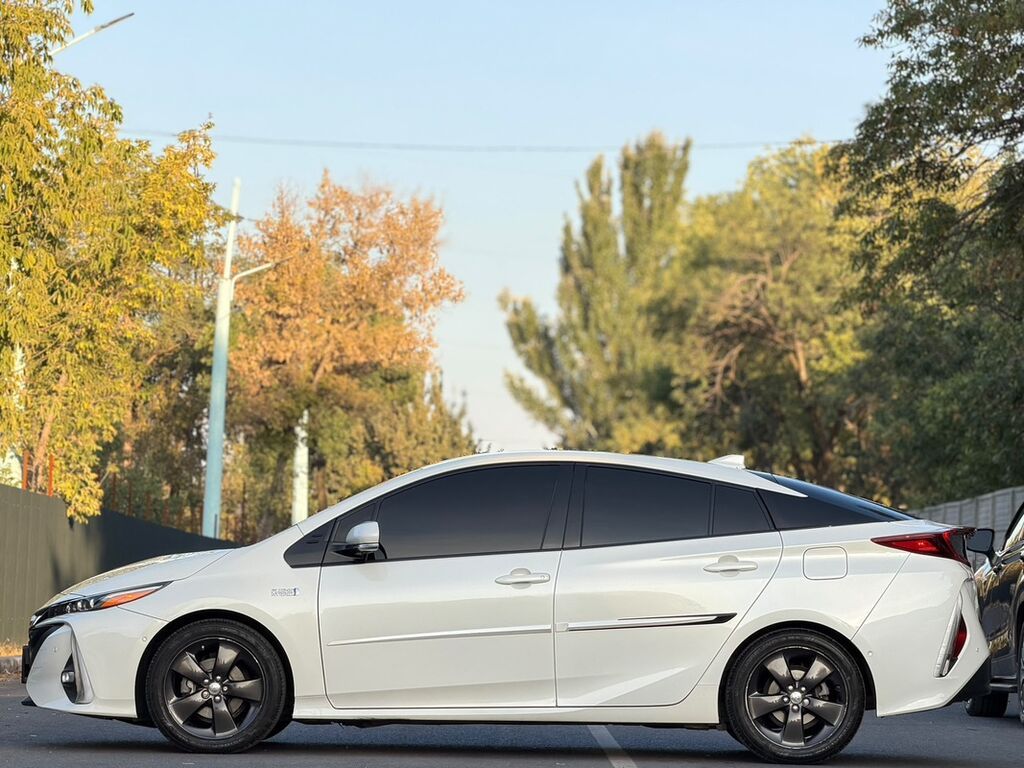 Toyota Prius: 2020 г., 1.8 л, Автомат, Гибрид, Лифтбек: фото 4