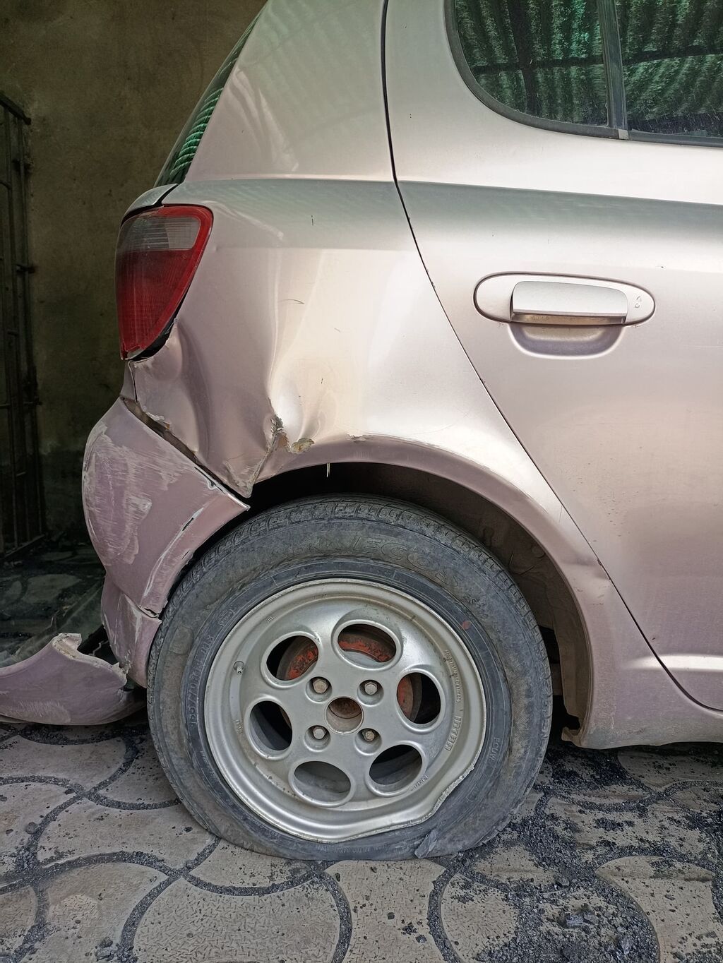 Toyota Vitz, правый руль, цвет розовый. Бензиновый, автоматическая: фото 3