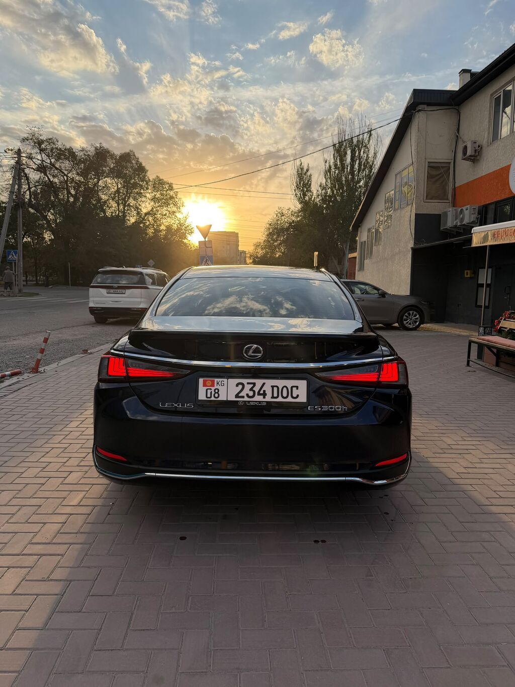 Lexus ES: 2021 г., 2.5 л, Гибрид, Седан: фото 3