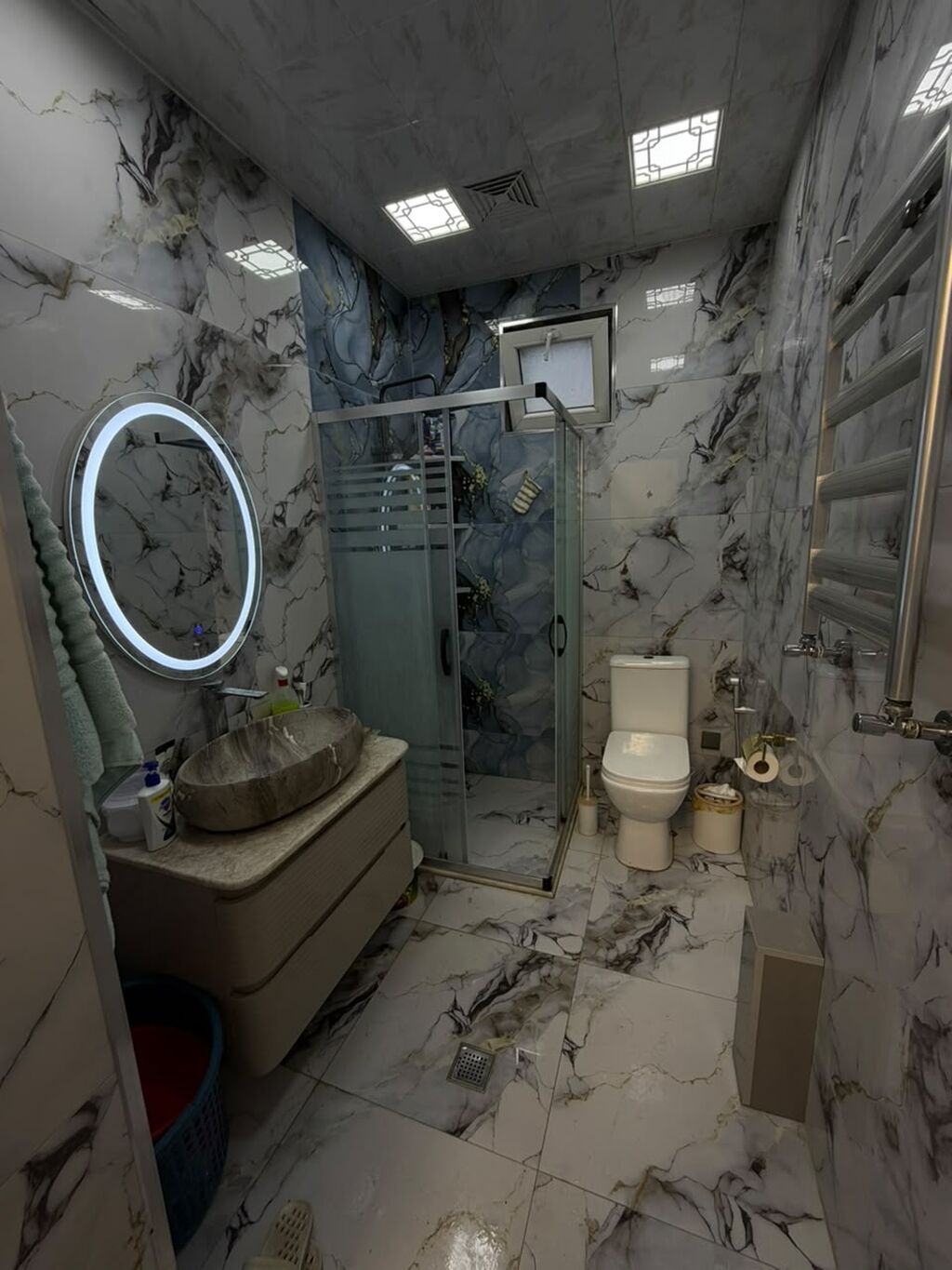 Yeni ramanada əsas yola 5 dəyqəlik məsafədə yerləşir.Şəxsi