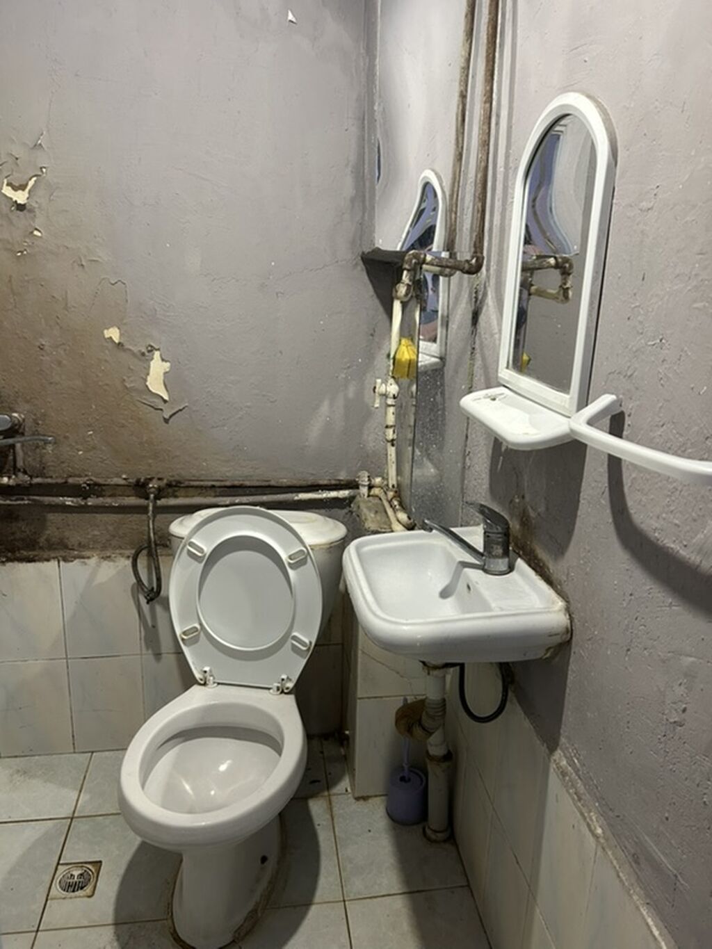 Rüstəmov 36. Metroya 4-5 dəqiqə piyada məsafədədir. 1 in 2 yə