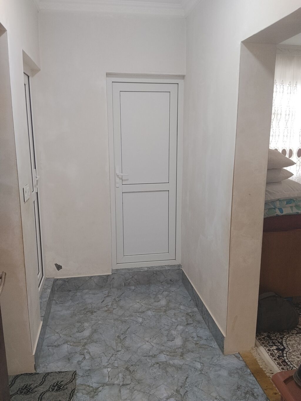 Ev 4 sotda yerləşir, kolidor tipli,1 zal3 yataq otağı, mətbəx, hamam