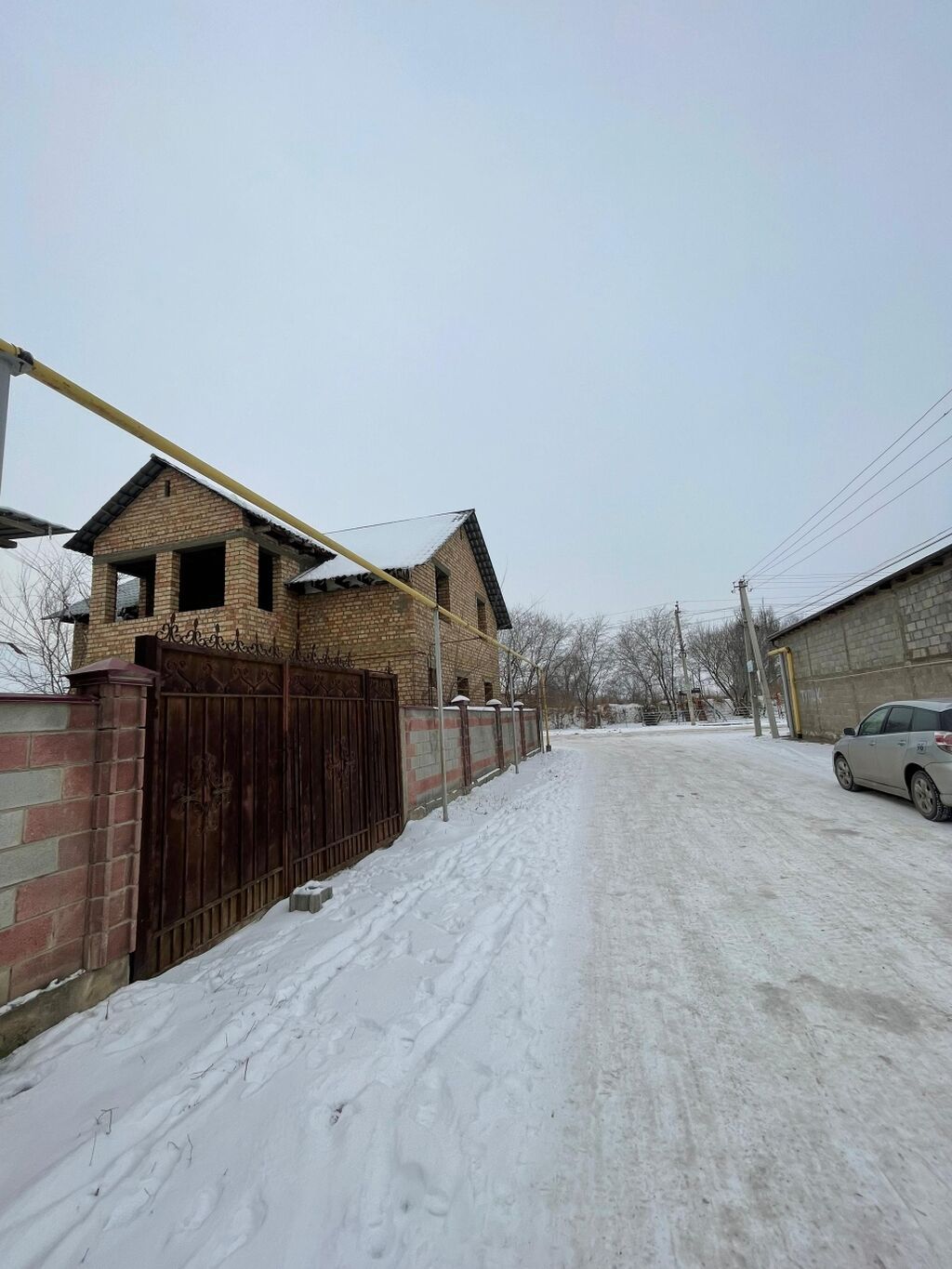 Продаётся 2 этажный кирпичный дом +1 комната с подвалом под магазин