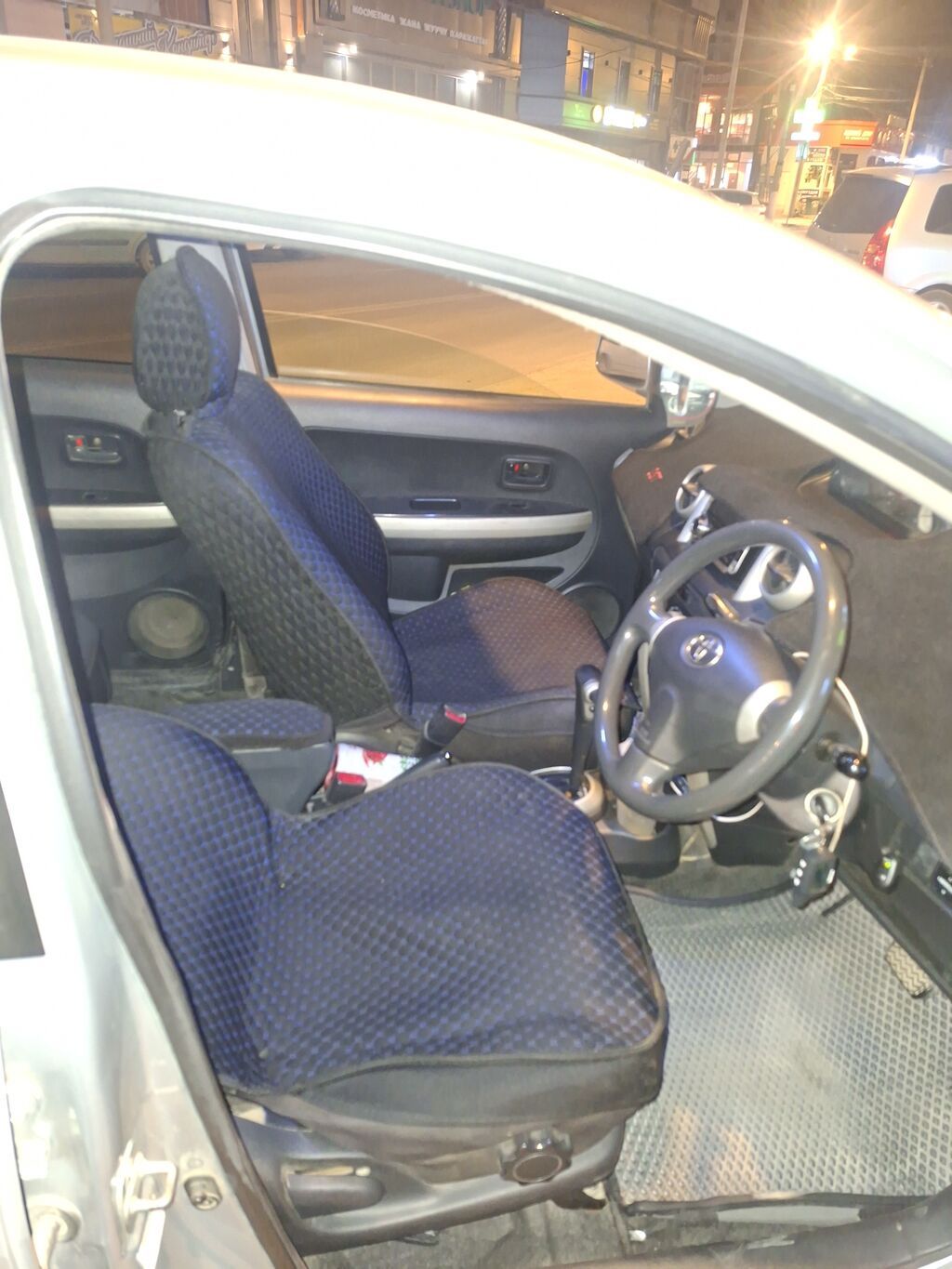 Toyota Ist: 2002 г., 1.3 л, Автомат, Бензин, Хэтчбэк: фото 4