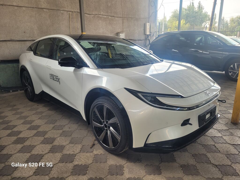Toyota bZ5: 2026 г., Автомат, Электромобиль, Фастбек: фото 2