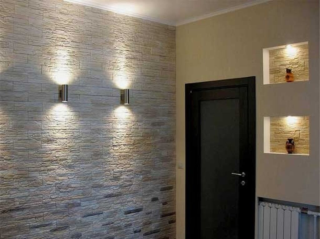 Камни в интерьере квартиры. Декоративная плитка на стену в прихожую. Отделка прихожей декоративным камнем. Гипсовая плитка в прихожей. Камень на стену в прихожую.