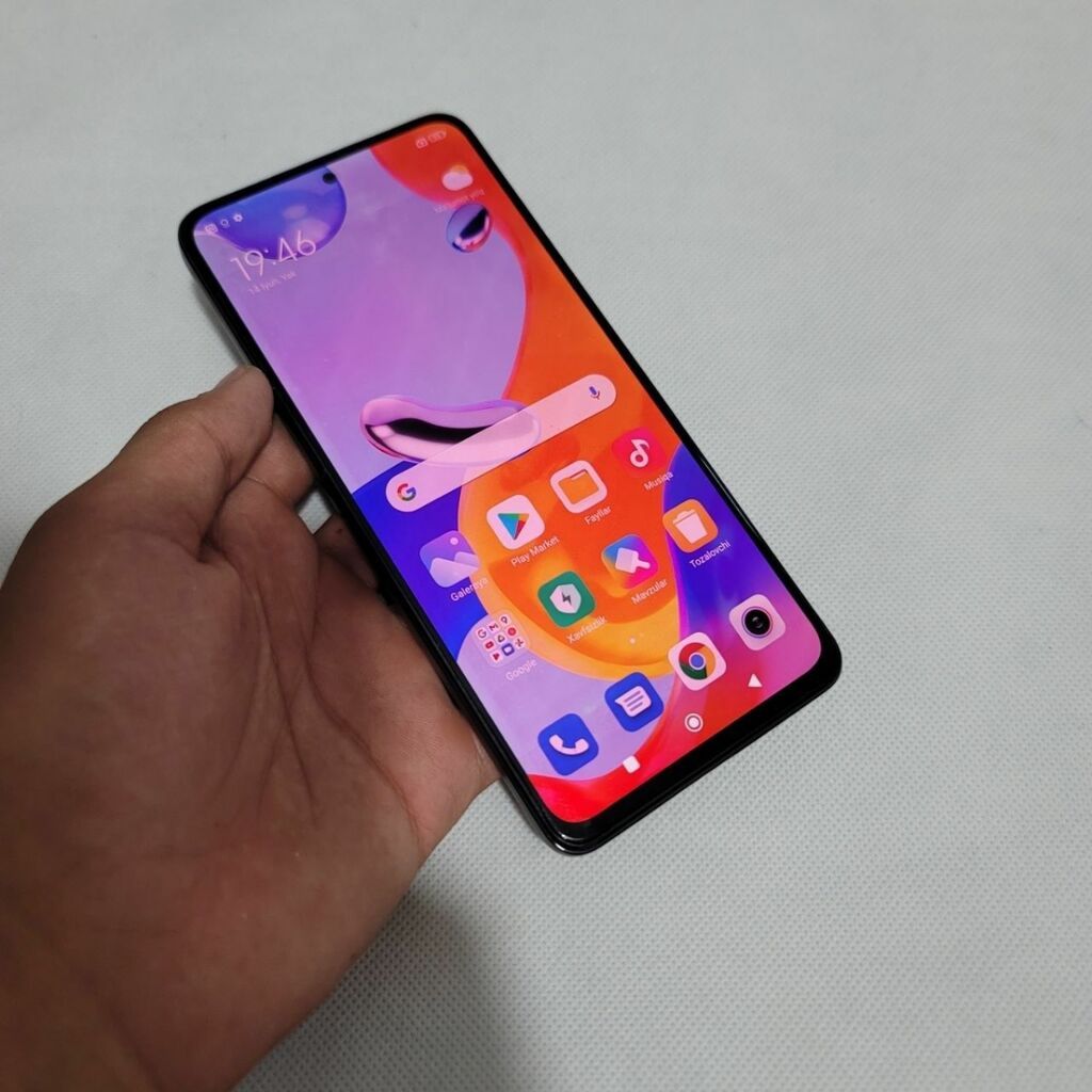 Смартфон Redmi (5G) - Дисплей: безрамочный с центральным вырезом под: фото 3
