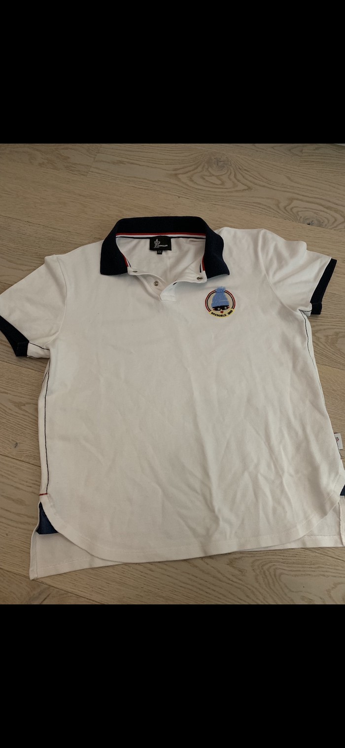 Κοστούμια: Μπλουζα Moncler large σε lalafo.gr Μπλουζα Moncler large σε Πεύκα