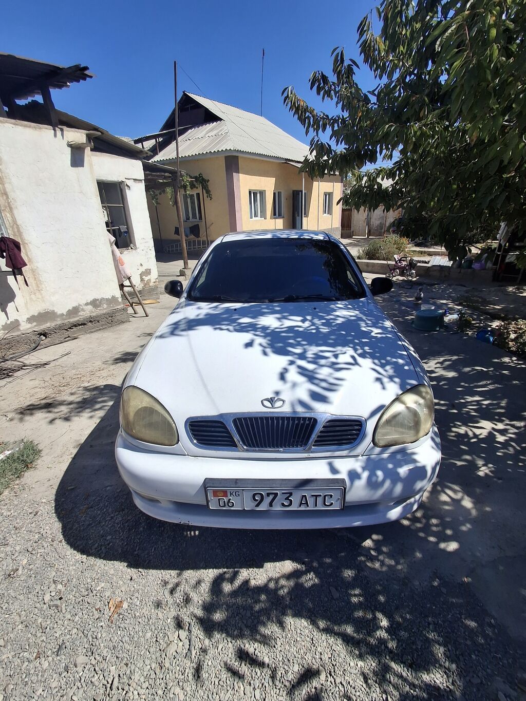 Автомобиль седан белого цвета. Основные характеристики: - Кузов: фото 2