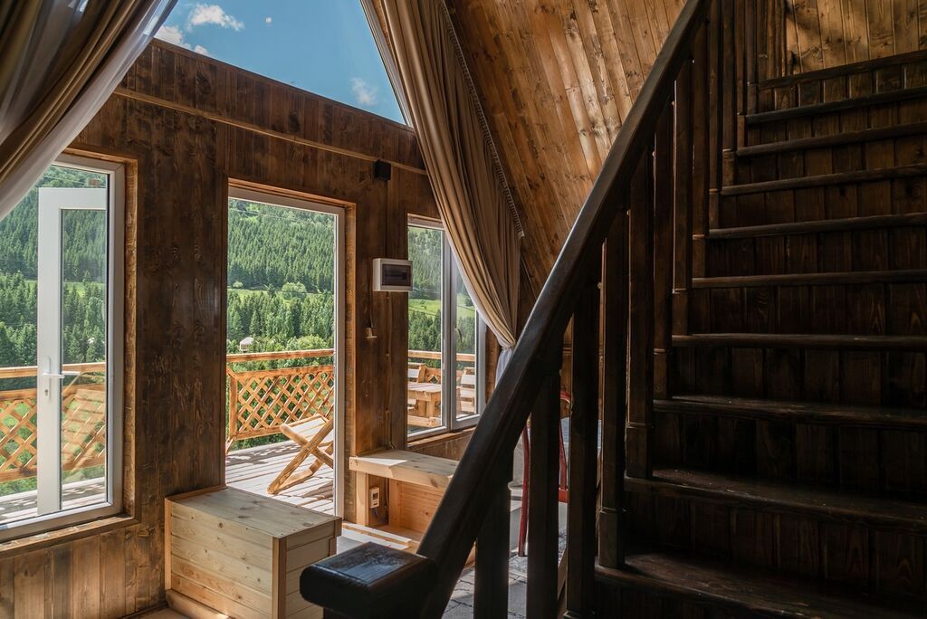 А‑образные домики в горах с панорамными террасами - Современные: фото 8