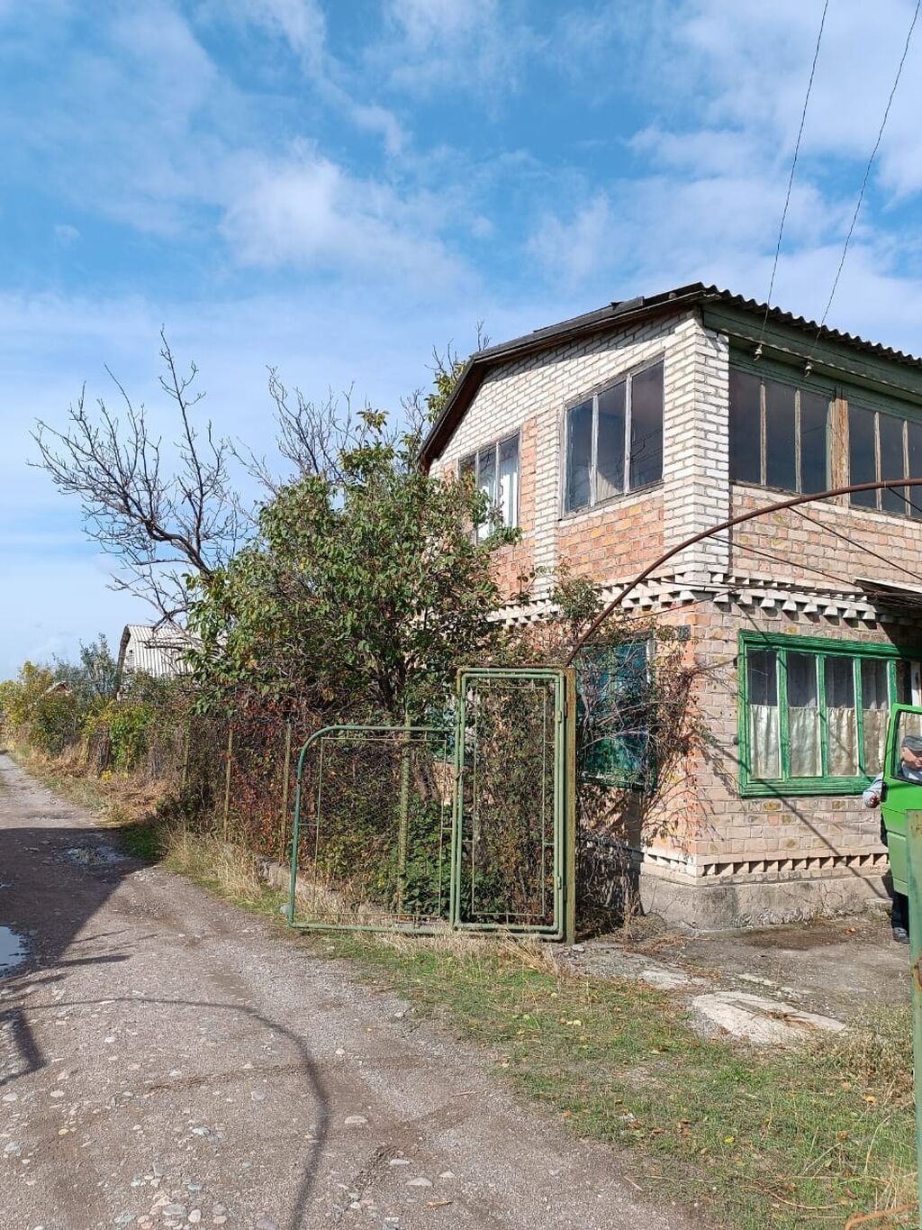 Двухэтажный кирпичный дом с застекленной верандой и навесом у входа: фото 8