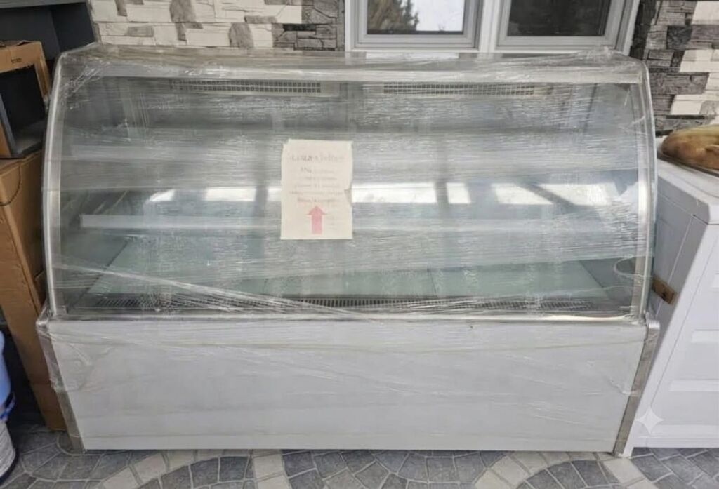 Vitrin soyuducu yenidir.qiymet 650 man.olcu 2metr/eni 83sm.upakovka