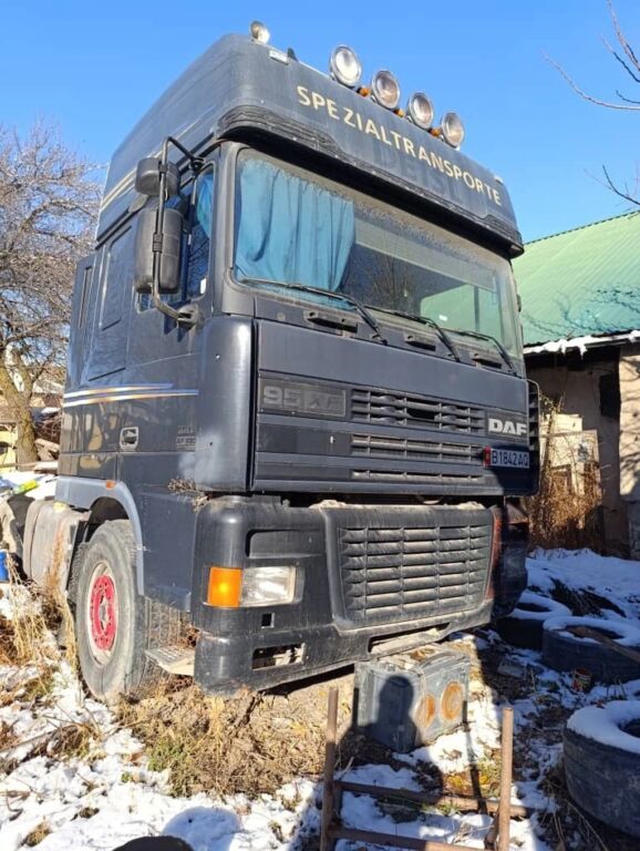 Тягач DAF 95XF на запчасти 2хмостовый кабина Бак 870л рама идеальная: фото 3
