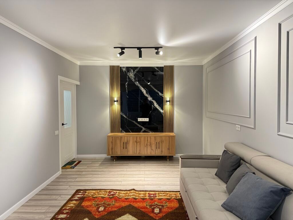 1 комната, 45 м², Кок-Жар мкр 106 серия улучшенная, 1 этаж, Дизайнерский ремонт: фото 1