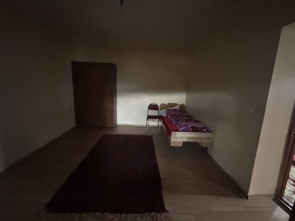 Satılır: kənd mühitində həyət evi və geniş torpaq sahəsi - Tikinti