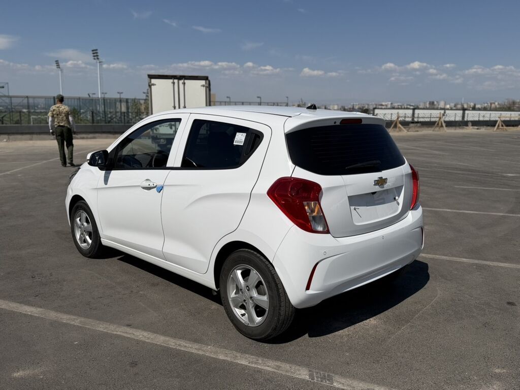 Chevrolet Spark: 2022 г., 1 л, Автомат, Бензин, Хэтчбэк: фото 4