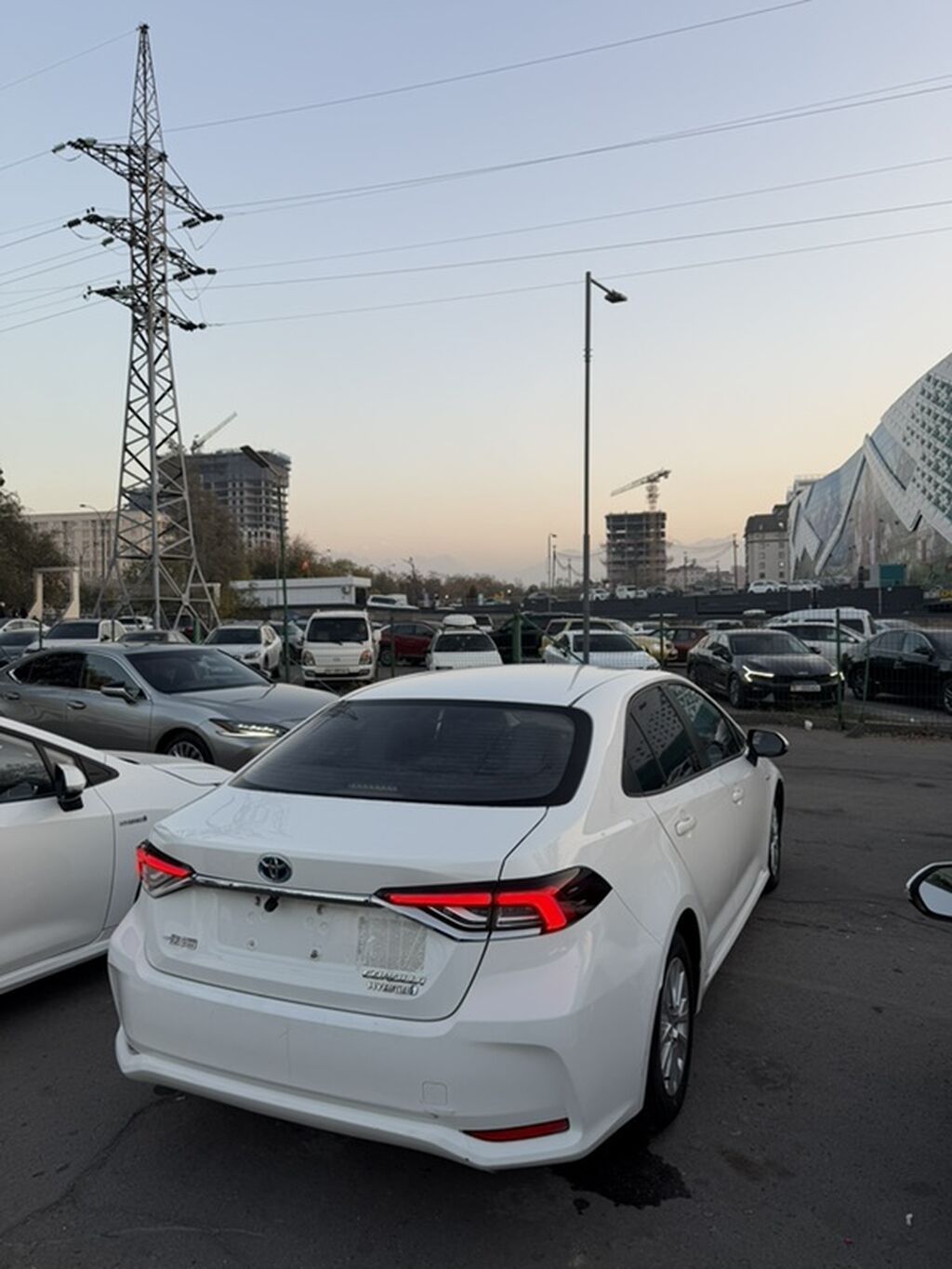 Toyota Corolla: 2023 г., 1.8 л, Вариатор, Гибрид, Седан: фото 3