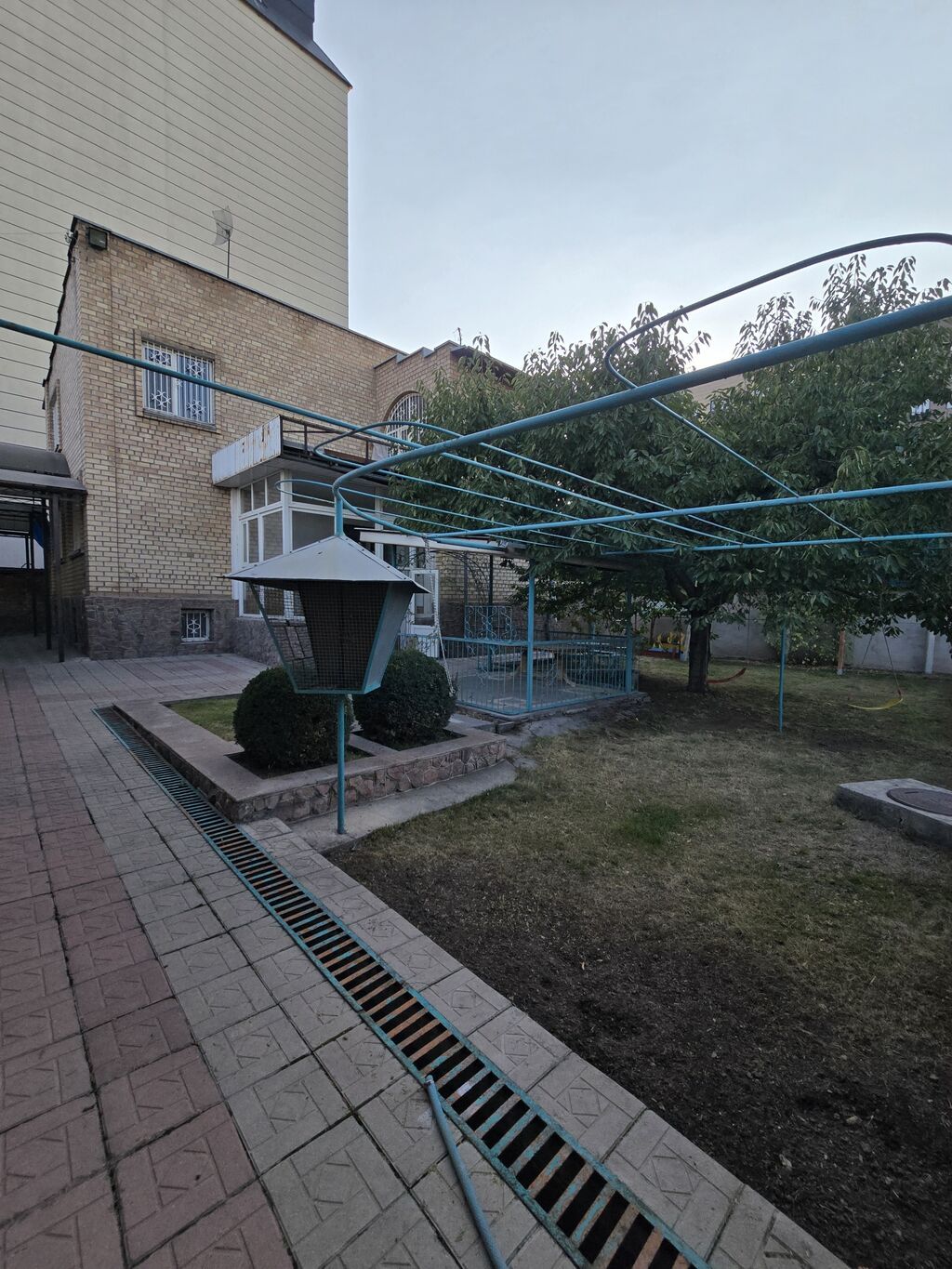 Сдаю особняк в районе джал Второй этаж 4 комнаты + сан узел Первый: фото 2