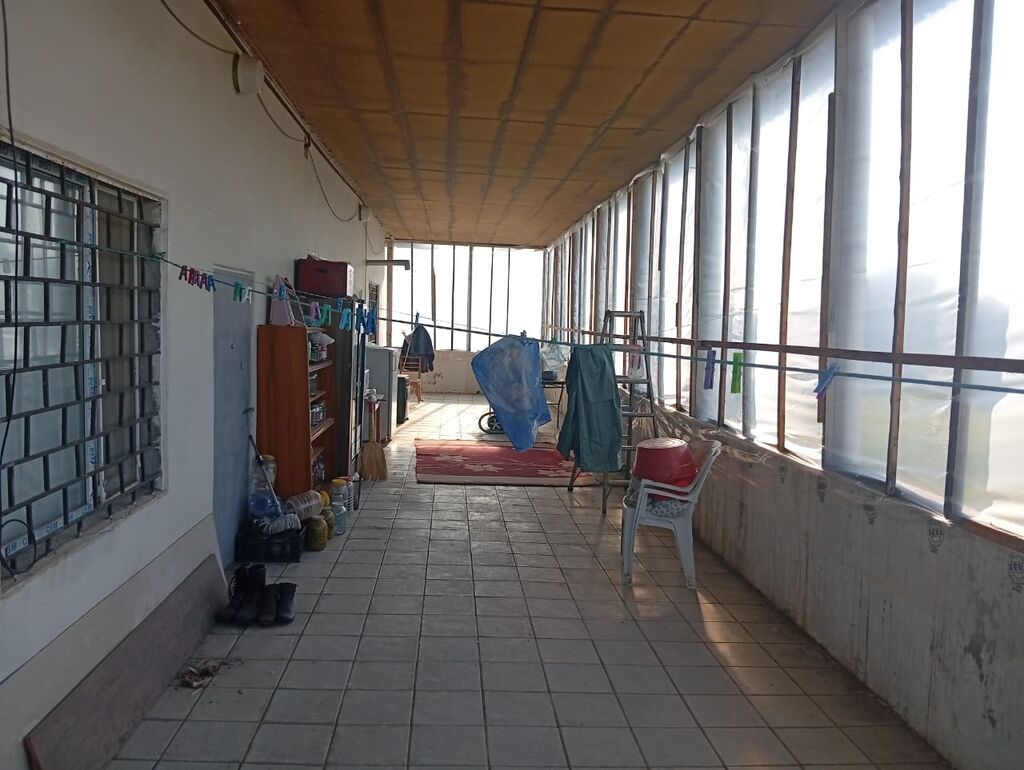 Geniş və işıqlı mənzil təqdim olunur. Xüsusiyyətlər: - Böyük qonaq