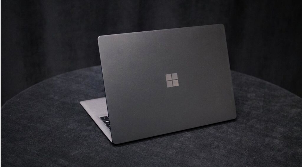 Ноутбук Microsoft Surface Laptop 2 в платиновом цвете, оснащенный: фото 2