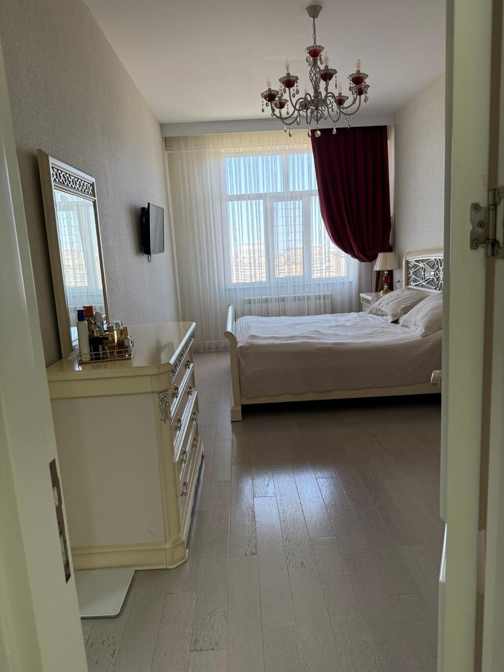 Mənzil – geniş mətbəx, yataq otağı və açıq balkondan şəhərə panoramik