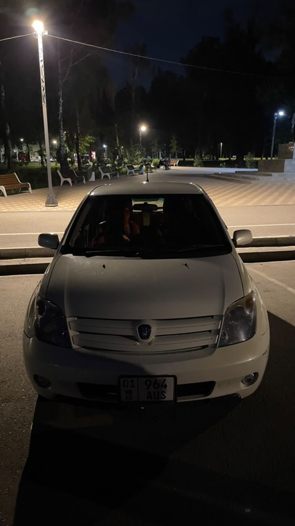 Toyota Ist: 2003 г., Автомат, Бензин, Хэтчбэк: фото 2