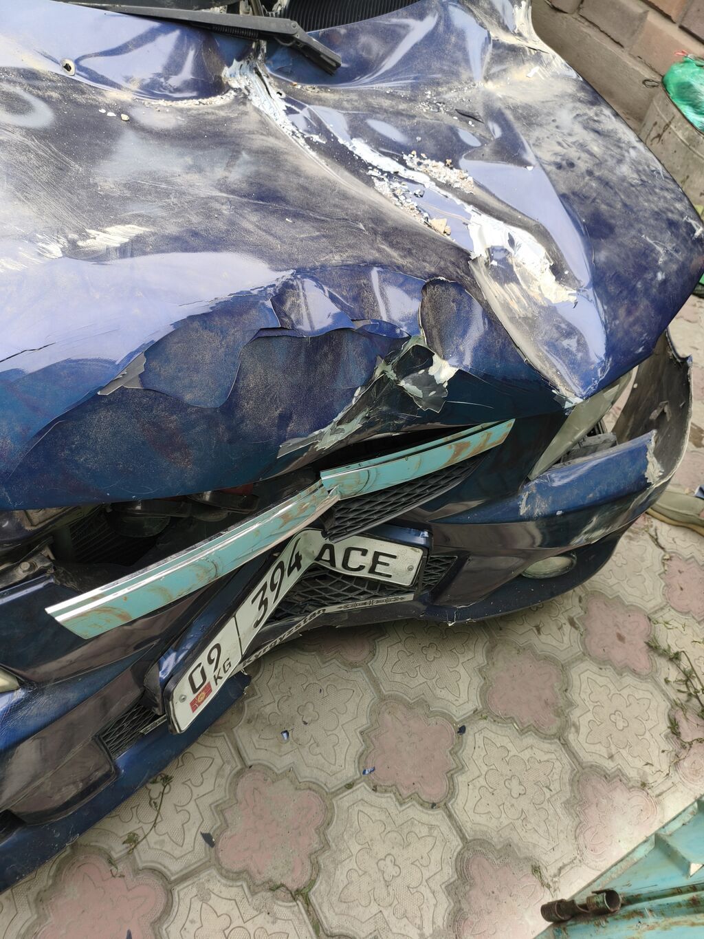 Разбор автомобиля на запчасти — синий хэтчбек Mazda 323/Protegé: фото 3