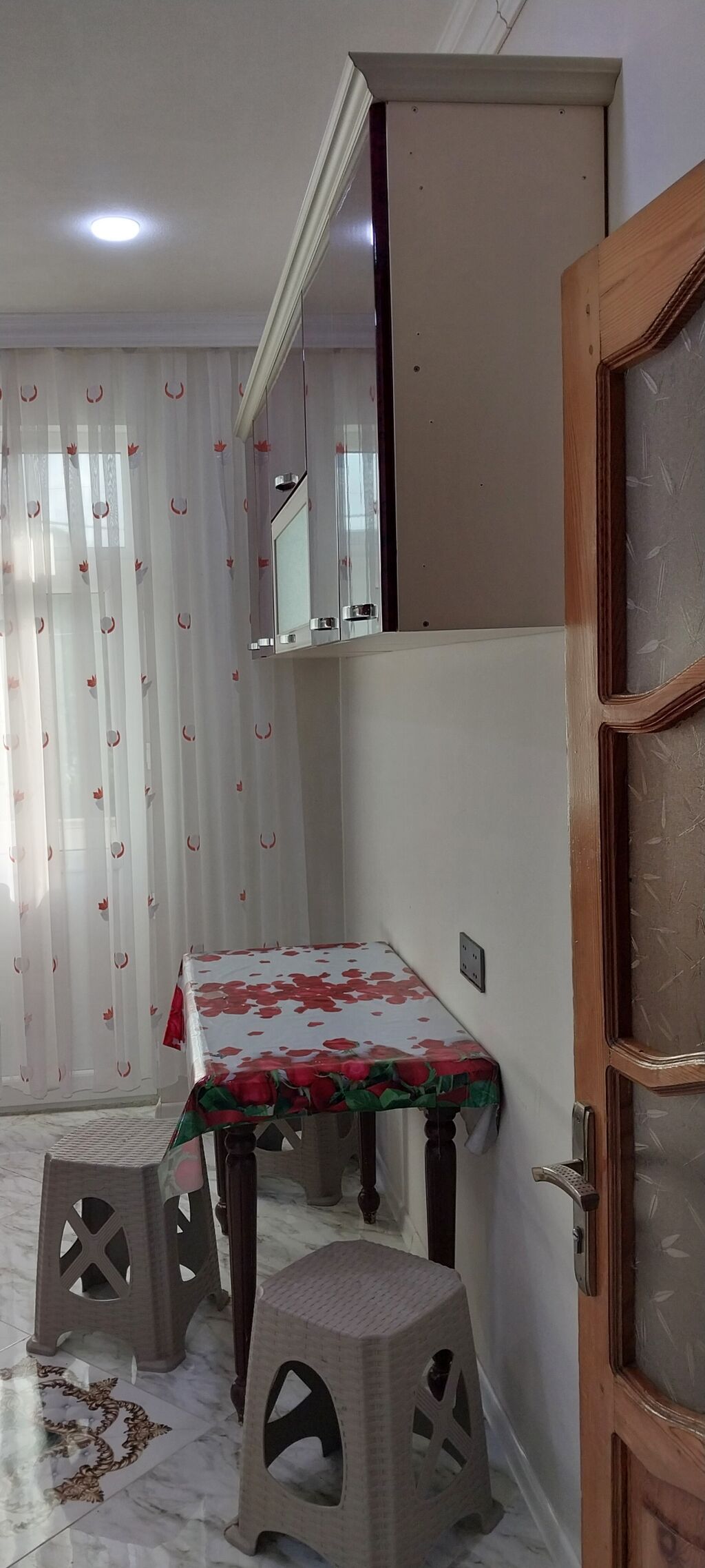 Kirayə mənzil – 2-ci mərtəbə, ayrı giriş - 2 otaqlı plan: geniş qonaq