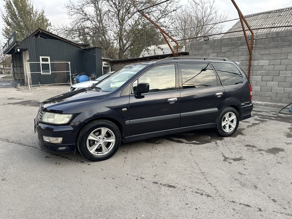 Mitsubishi Space Wagon: 2004 г., 2.4 л, Механика, Бензин, Минивэн: фото 3