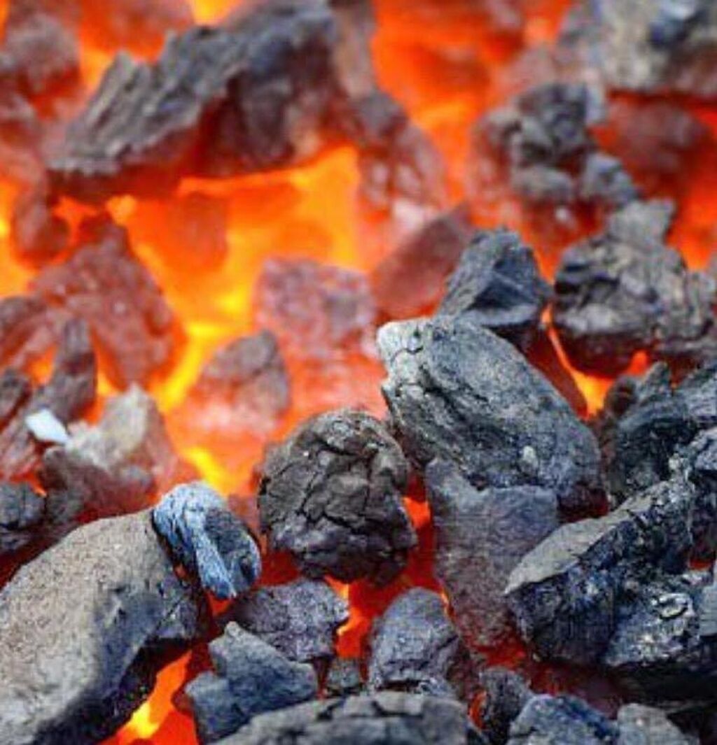 Природное минеральное топливо. Каменный уголь антрацит. Уголь сортовой. Горение угля. Уголь фото.